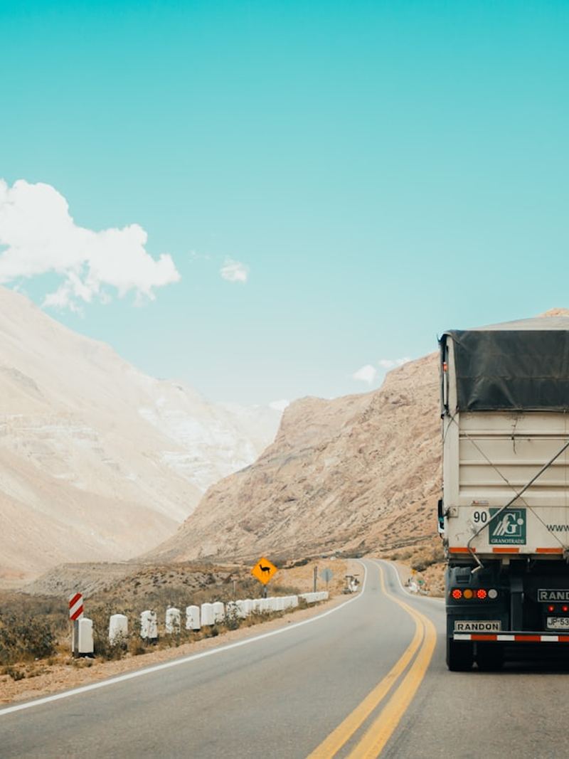 Camión de carga en carretera